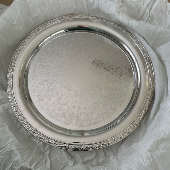 Just in time for the holidays! Oneida circular tray, silver plate, 14.5 diameter - Picture 2 of 4